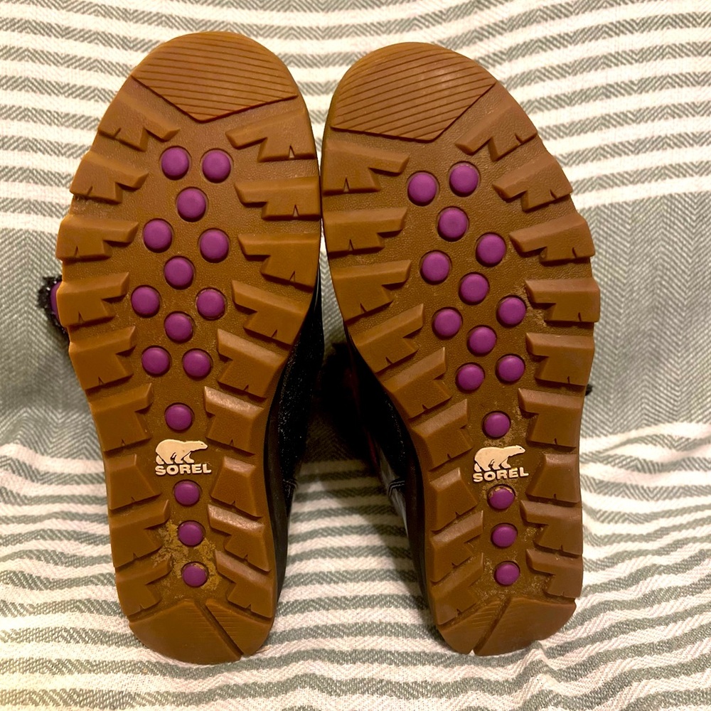 Sorel X Disney Youth Whitney Short
Frozen 2 Boots in Purple Sz 7 - Picture 3 of 4